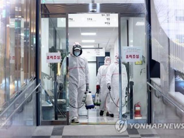 Hàn Quốc thêm người tử vong, số ca nhiễm gần 900
