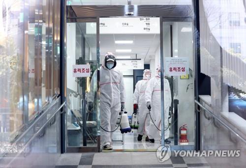 Hàn Quốc sáng 25/2 ghi nhận thêm 60 ca nhiễm Covid-19, nâng tổng số ca nhiễm lên 893. Ảnh: Yonhap News