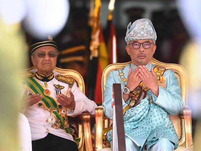 Thủ tướng Malaysia 94 tuổi vừa từ chức, vài giờ sau lại trở thành Thủ tướng