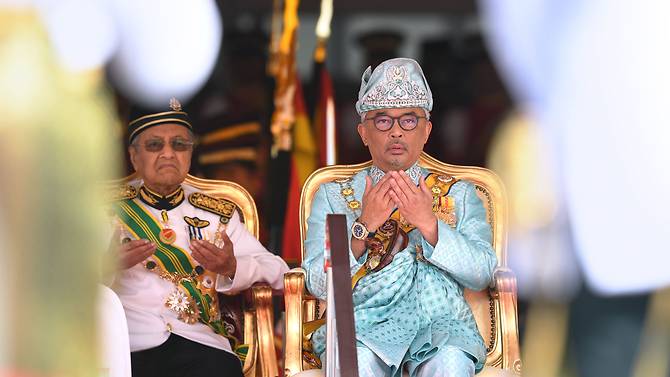 Ông Mahathir ngồi bên cạnh quốc vương Malaysia.