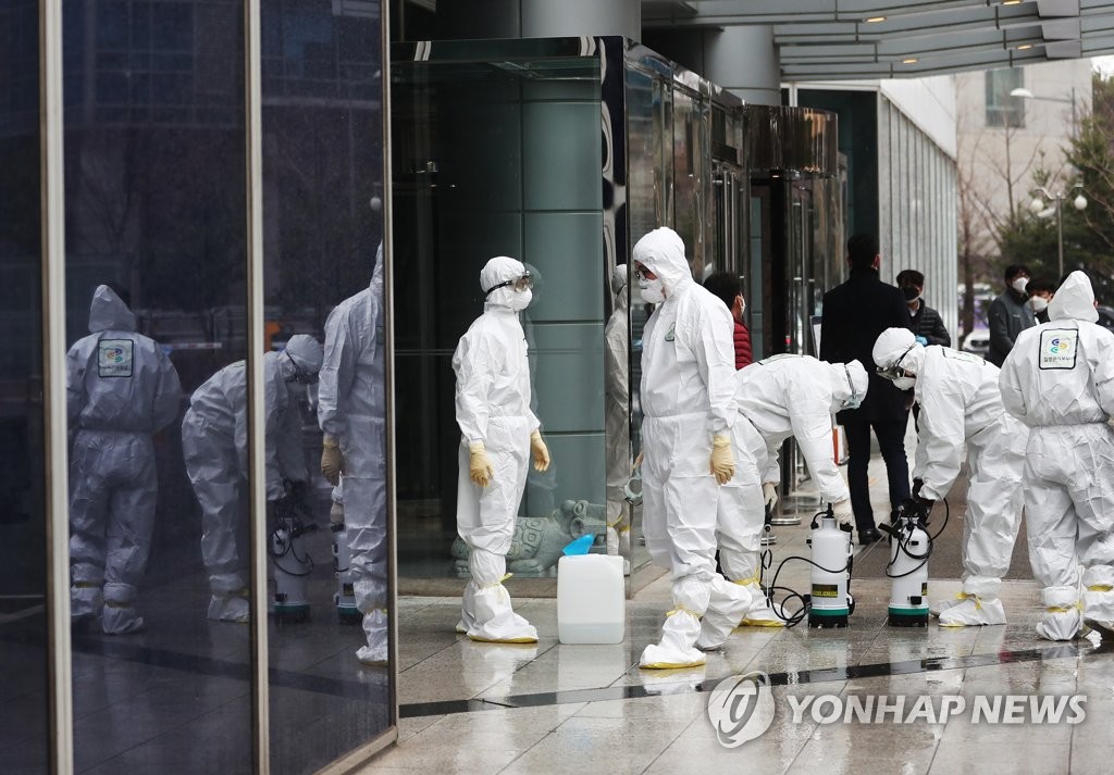 Hàn Quốc ghi nhận 10 người nhiễm Covid-19 tử vong và gần 1.000 ca nhiễm, tính tới chiều 25/2. Ảnh: Yonhap News