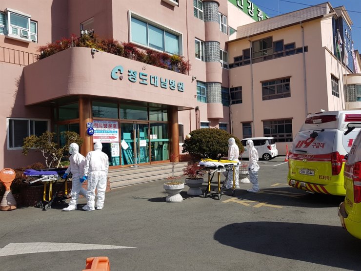 Nhân viên y tế đứng bên ngoài bệnh viện&nbsp;Daenam, quận Cheongdo, tỉnh Gyeongsang Bắc, Hàn Quốc. Ảnh: Yonhap News
