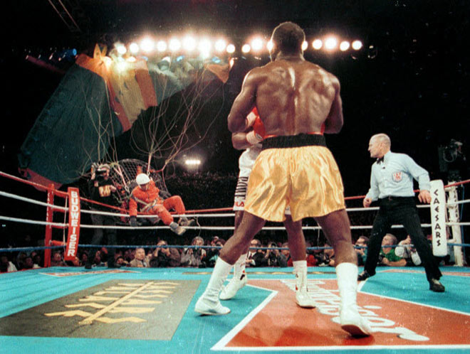 Năm 1990, một người nhảy dù xuống trận đấu giữa Riddick Bowe đấu Evander Holyfield