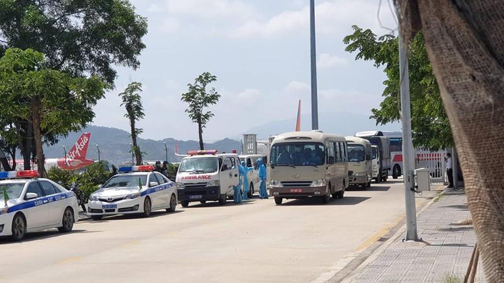 Cơ quan chức năng Đà Nẵng tiếp nhận 80 hành khách đến từ Hàn Quốc, vùng có dịch Covid-19. Ảnh: Văn Anh