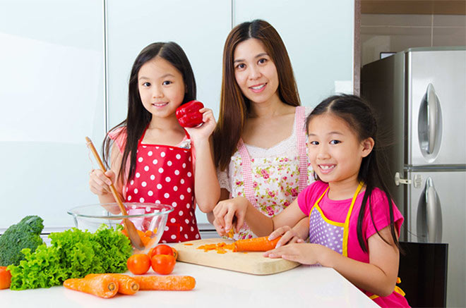 Cho trẻ làm việc nhà cũng là một cách giáo dục hay khi con nghỉ học tránh dịch (nguồn Shutterstock)