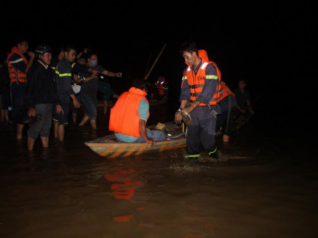 Trắng đêm tìm 6 thi thể nạn nhân vụ chìm thuyền ở Quảng Nam