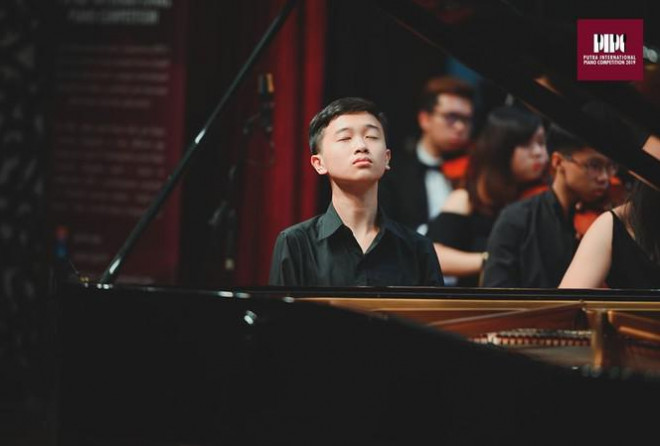 Võ Minh Quang biểu diễn cùng dàn nhạc Klpacorchestra - Kula Lumpur- Malaysia ẢNH: NVCC