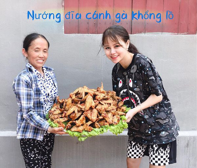 Xuất hiện trong loạt Vlog của bà Tân, cô gái này nhận được nhiều lời khen nhờ gương mặt xinh xắn.