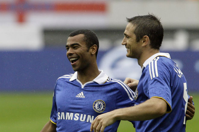 Ashley Cole xui người đồng đội cũ Frank Lampard nên ném&nbsp;các học trò ra khỏi cửa