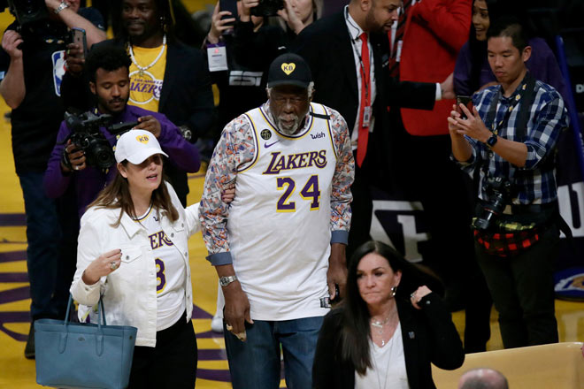 Huyền thoại&nbsp;Bill Russell, mặc áo của cố VĐV Kobe Bryant tới xem bóng rổ