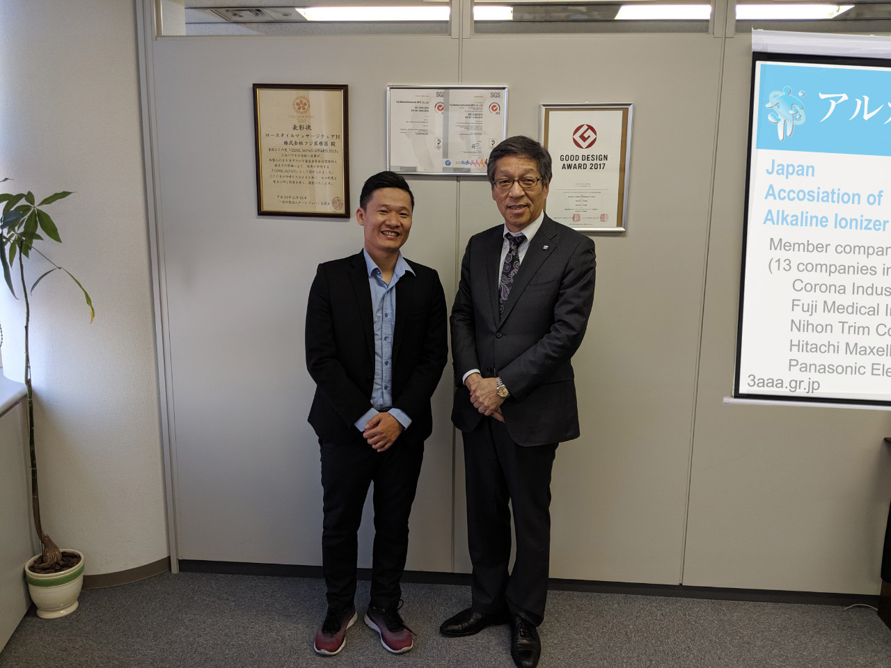 Đại diện Hiệp hội nước ion kiềm 2 nước: ông Lê Đức Phú (bên trái), ông Toshiyuki Otsuki (bên phải) tại trụ sở Hiệp hội nước ion kiềm Nhật Bản ở Tokyo
