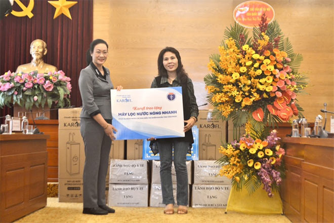 Bà Phạm Thanh Bình – Chủ tịch công đoàn ngành y tế tiếp nhận quà của Karofi
