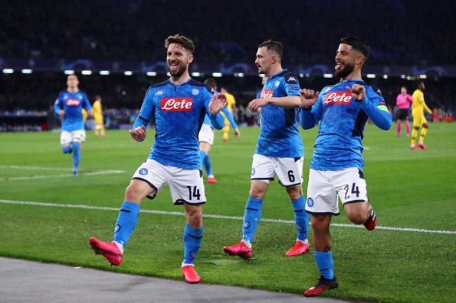 Mertens mở tỷ số cho Napoli ở phút 30 với một tuyệt phẩm cứa lòng