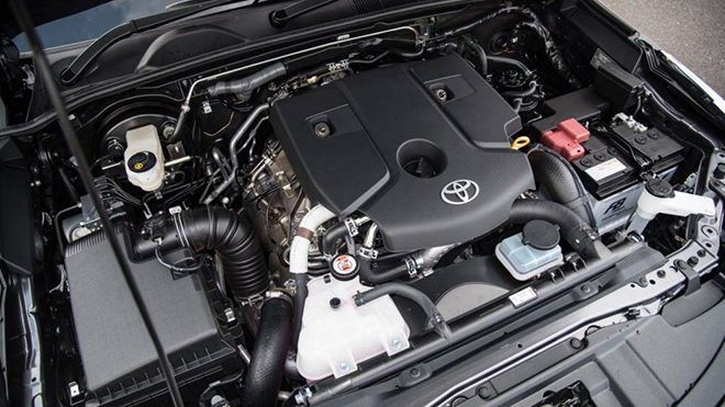 Tại Việt Nam, Toyota Fortuner có 3 tuỳ chọn động cơ, nhiên liệu xăng hoặc diesel