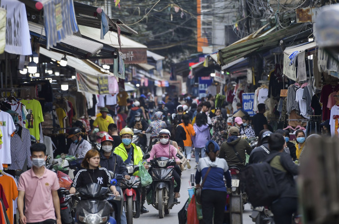 Sau nhiều ngày vắng bóng khách, chợ Ninh Hiệp (thuộc làng Nành, xã Ninh Hiệp, huyện Gia Lâm, Hà Nội) hiện nay đã bắt đầu đông trở lại, các tiểu thương cũng dần quay trở lại hoạt động kinh doanh.