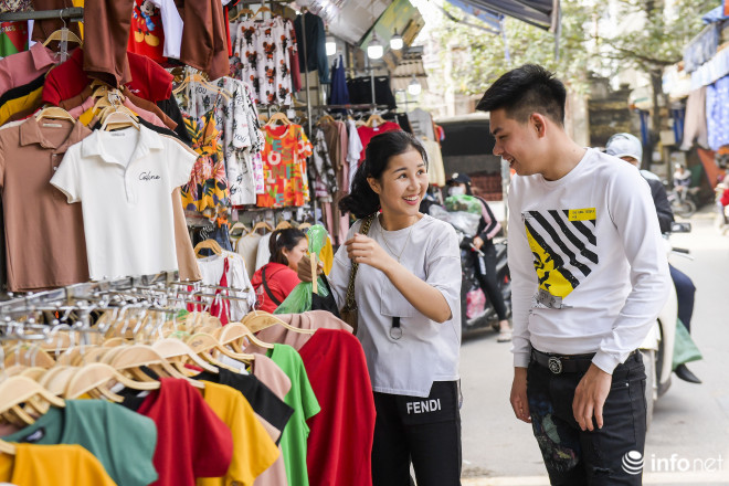 Khách đến chợ nhiều hơn và niềm vui cũng hiện rõ trên khuôn mặt của các tiểu thương.