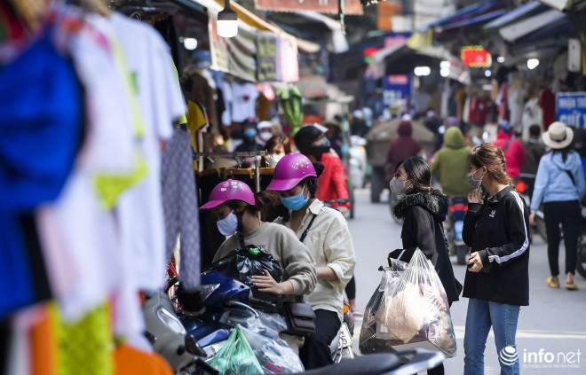 Chợ đầu mối Ninh Hiệp là một trong những chợ đầu mối lớn nhất ở miền Bắc, chuyên buôn bán những mặt hàng quần áo, thời trang, vải…