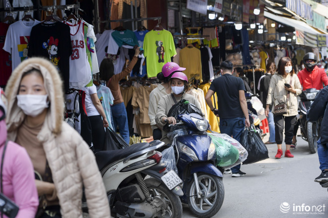 Ngày thường chợ luôn có nhiều khách mua hàng. Vào những ngày cao điểm như cận Tết, và chuyển mùa... chợ vô cùng đông đúc, tấp nập.