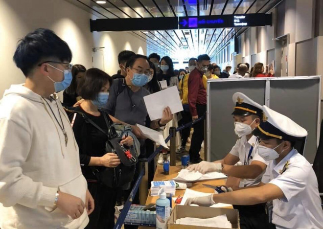 Du khách đến từ Hàn Quốc bắt buộc làm tờ khai y tế tại Cảng hàng không quốc tế Cam Ranh