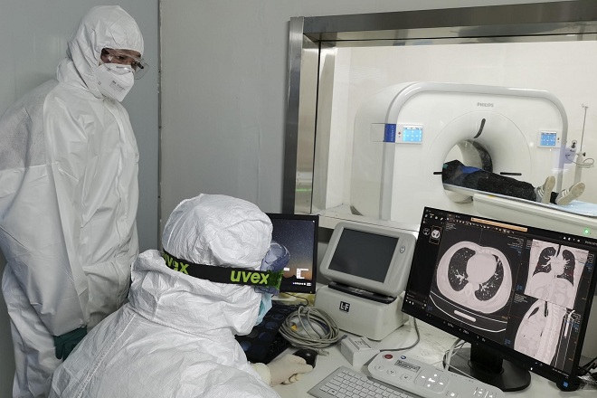 Các bác sĩ Trung Quốc đánh giá lá phổi của người bệnh nghi nhiễm virus Corona.