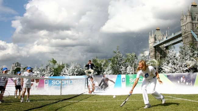 Sharapova chơi một trận đấu biểu diễn với học sinh địa phương cạnh Cầu Tháp ở London (Anh). Cô cũng đã góp công không nhỏ giúp khu nghỉ mát nổi tiếng Sochi (Nga) giành được quyền đăng cai Thế vận hội mùa Đông năm 2014.
