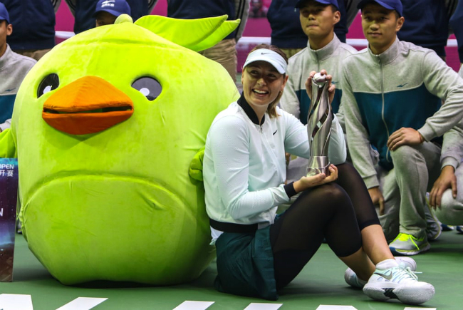 Nhận vé đặc cách tham dự Tianjin Open (Thiên Tân Mở rộng) trong lần đầu tiên tham dự giải này vào năm 2017, Masha đã vô địch mà không thua set nào.

Ở trận chung kết, cô đánh bại đàn em đến từ Belarus - Aryna Sabalenka 7-5, 7-6 (10-8) để có danh hiệu WTA đầu tiên kể từ năm 2015. Kết quả này đưa Sharapova trở lại top 60 thế giới.
