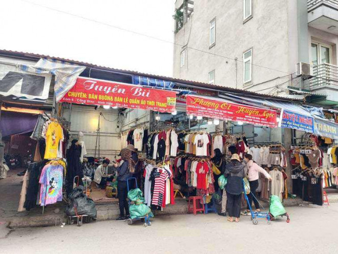 Tại chợ Ninh Hiệp (Bắc Ninh), lượng hàng hóa chỉ còn ít, chủ yếu hàng tồn...