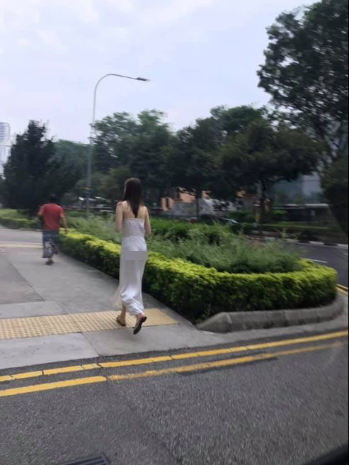 Cô gái khiến người đi đường ngỡ ngàng khi mặc slip dress&nbsp;mỏng dính ra phố.