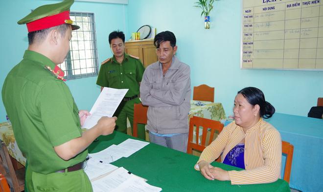 Vợ chồng Trương Văn Sơn và Đặng Thị Nga tại cơ quan điều tra.