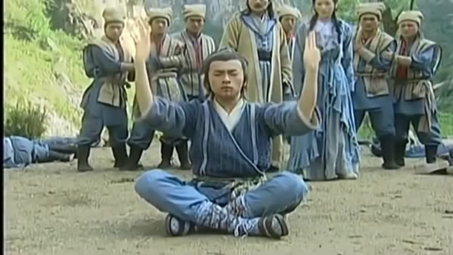 Trương Vô Kỵ (Tô Hữu Bằng) vẫn hồn nhiên đi dép sandal trong lúc luyện công.