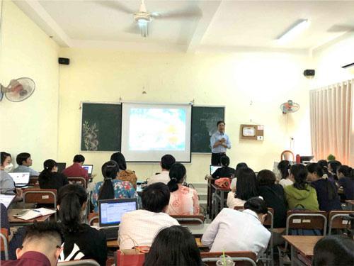 Giáo viên Trường THPT Gia Định (quận Bình Thạnh, TP HCM) hướng dẫn ôn tập theo hình thức trực tuyếnĐa dạng hình thức