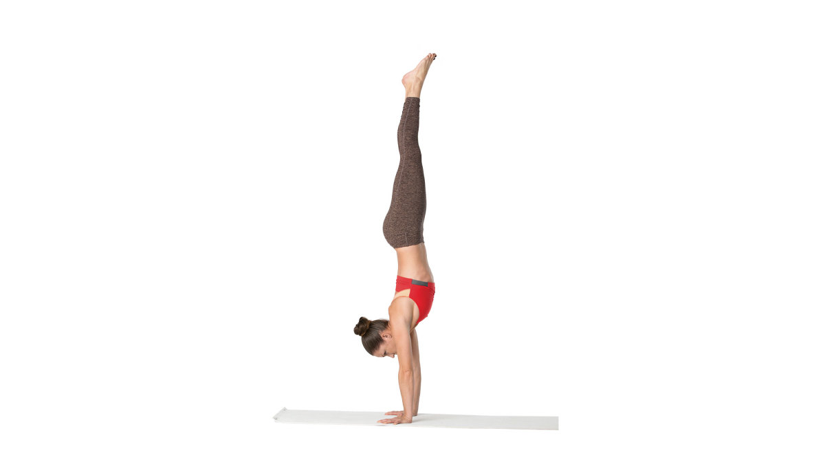 Handstand là động tác nâng toàn bộ cơ thể lên bằng hai tay.