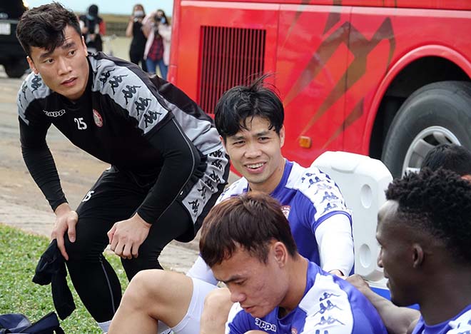 Sau chiến thắng trước CLB Hougang United ở AFC Cup 2020, các cầu thủ TP.HCM được HLV Chung Hae Soung cho nghỉ xả hơi trong ngày 27/2. Chiều 28/2, Công Phượng và đồng đội trở lại tập luyện để chuẩn bị cho cuộc đối đầu với Hà Nội FC của ngôi sao Quang Hải ở trận Siêu cúp Quốc gia 2019 (16h30 ngày 1/3).