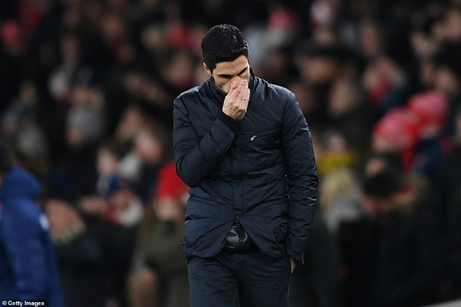 HLV Mikel Arteta tỏ rõ sự thất vọng. Arsenal chỉ còn cách lọt vào top 5&nbsp;Premier League mới mong giành vé dự Champions League mùa tới&nbsp;(nếu Man City bị cấm dự cúp châu Âu)