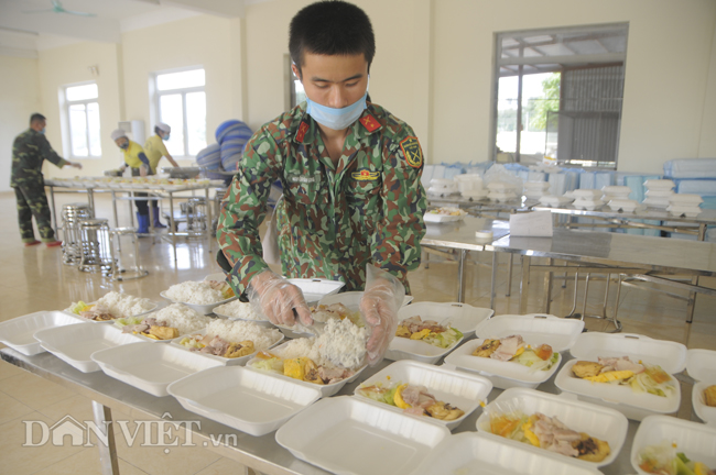 Thức ăn được nấu chín, sau đó được cho vào hộp chia thành mỗi suất ăn. Mọi công đoạn đều được chuẩn bị chu đáo, sạch sẽ và an toàn.