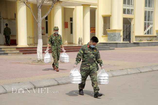 Đại tá Nguyễn Mạnh Phú - Phó Hiệu trưởng, kiêm Phó Trưởng Ban Thường trực Ban Chỉ đạo phòng chống dịch Covid-19 Trường Quân sự - Bộ Tư lệnh Thủ đô cho biết, hàng ngày các cán bộ chiến sĩ phục vụ sẽ đưa cơm từ nhà bếp đến bàn nhận của công dân để đảm bảo mặt sinh hoạt, ăn uống.