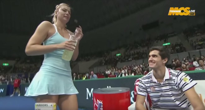 Sharapova "lườm" người cầm camera vào năm 2015