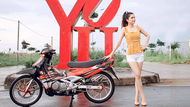 Hotgirl Việt khoe chân dài miên man bên Suzuki Satria 2000.
