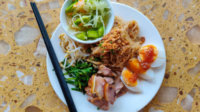 Mì Kola: Đây là món ăn truyền thống của dân tộc thiểu số Kola ở Campuchia. Đặc sản này gồm các thành phần tôm khô, trứng luộc, dưa chuột, đậu phộng và rau thơm.
