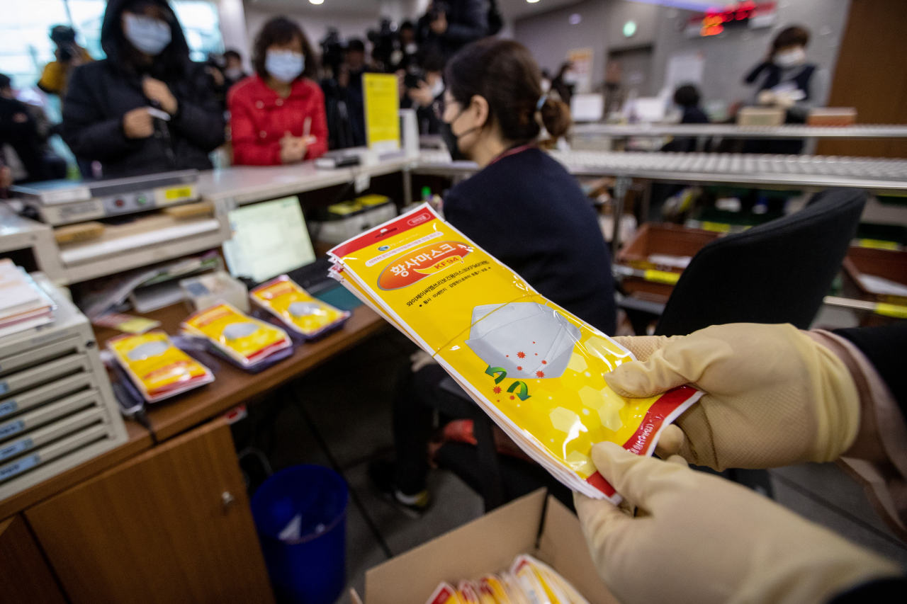 Khẩu trang y tế có thể mua được tại các bưu điện ở Hàn Quốc (ảnh: Yonhap)