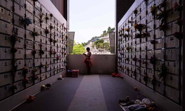 Năm 2019, tờ The Guardian cho hay có những ô đặt tro ở nghĩa trang tư nhân vị trí đẹp có thể có giá tới 1,8 triệu đô la Hong Kong. 