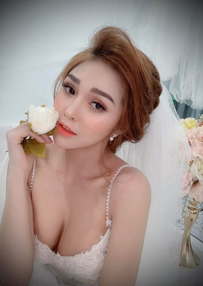 Trên trang cá nhân, Ny Saki thường xuyên chia sẻ hình ảnh cuộc sống đời thường và công việc của mình với fan. Cô là một trong những diễn viên chính của series &#34;Ghiền mì gõ&#34; có lượng fan hùng hậu nhất.