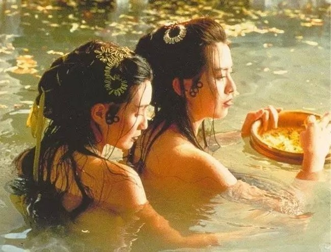 Trong phim "Thanh Xà", cảnh "tắm tiên" nóng bỏng của Vương Tổ Hiền và Trương Mạn Ngọc là một trong những cảnh gây ấn tượng mạnh với khán giả. 