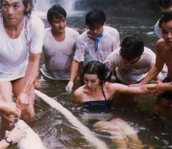 Song, ít ai biết rằng thực chất, Trương Mạn Ngọc rất sợ nước. Để có được cảnh quay đẹp, nữ diễn viên đã phải cần sự trợ giúp của nhiều nhân viên hậu trường xung quanh.