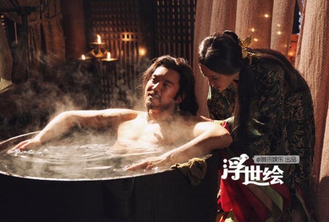 Trong" Mị Nguyệt truyện" có cảnh Mị Nguyệt (Tôn Lệ) hầu hạ Cừ vương (Cao Vân Tường) tắm. Lúc này Cừ vương ngồi trong một chiếc bồn tắm đầy nước.
