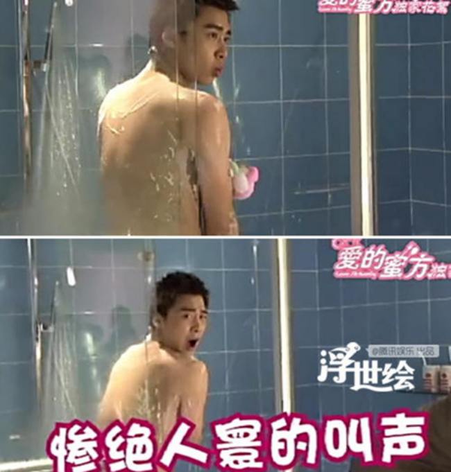 Lý Dịch Phong hoảng hốt khi đang tắm thì có người ập vào.