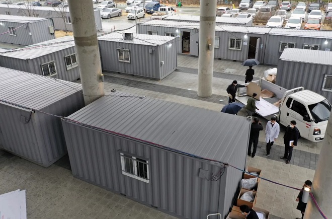 Hàn Quốc đang gấp rút bổ sung thêm giường bệnh, xây bệnh viện dã chiến ở thành phố Daegu.