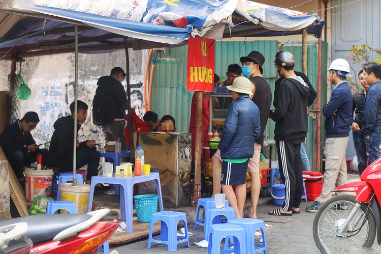 Quán bánh mì nằm gọn trên vỉa hè chỉ khoảng 15m2 nhưng lúc nào cũng tấp nập khách ra vào