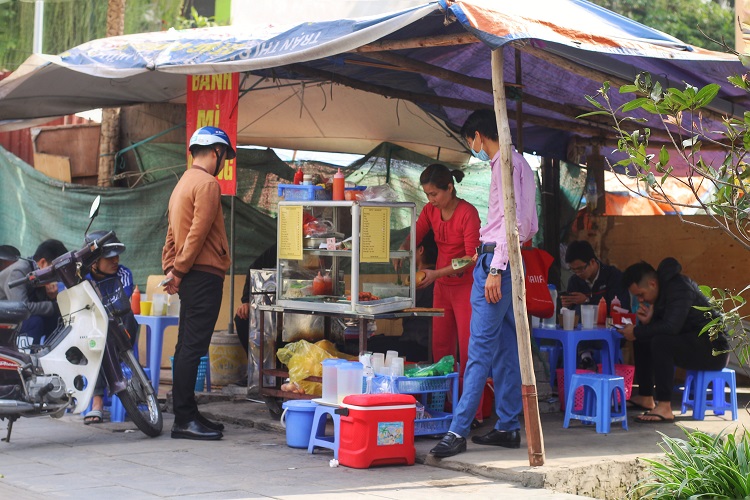 Bán thứ &#34;ai cũng mê&#34; ở quán vỉa hè, kiếm tiền triệu chỉ trong một buổi sáng - 7