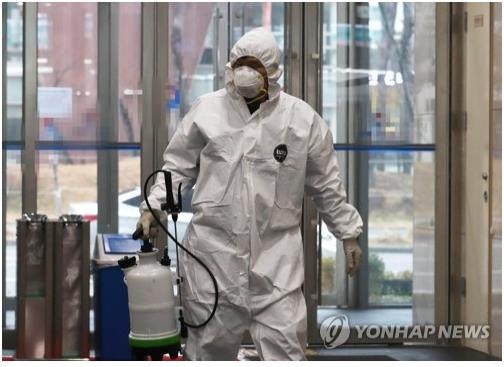 Nhân viên y tế Hàn Quốc phun thuốc khử trùng.